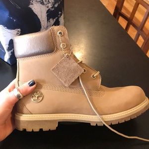 Timberland Woman’s 6-inch Premium Nat/GLD